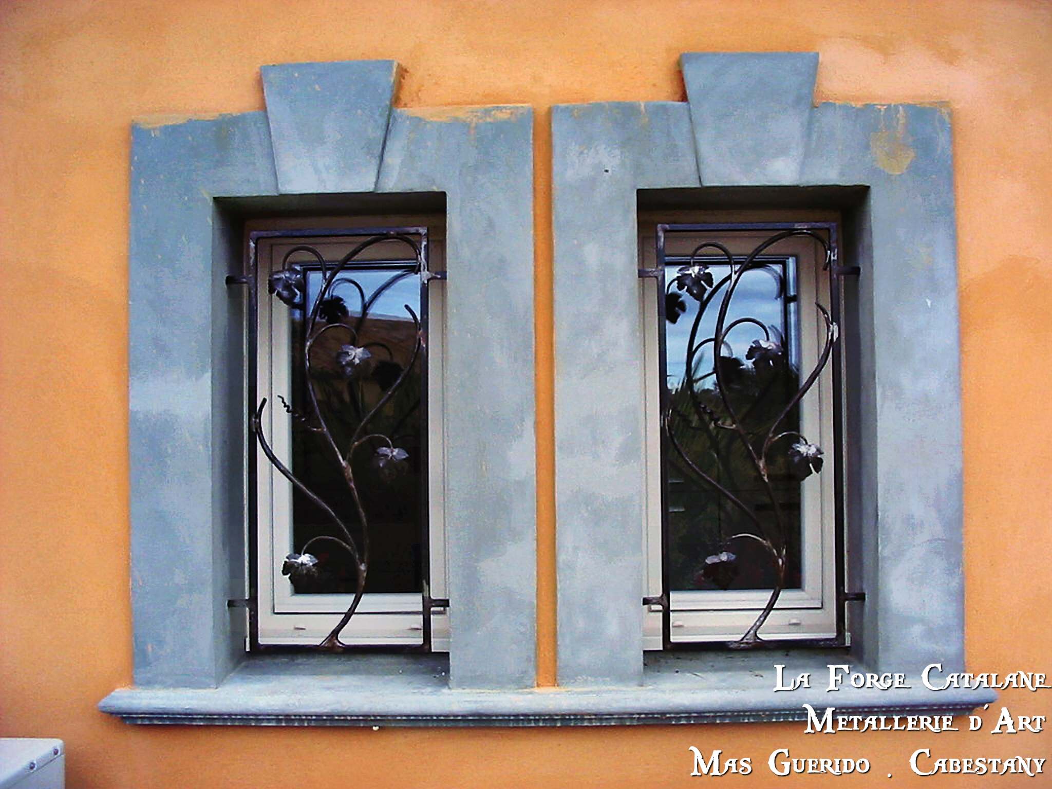 grille de defense feuilles de vigne travaille a la forge a chaud forge catalane.jpg